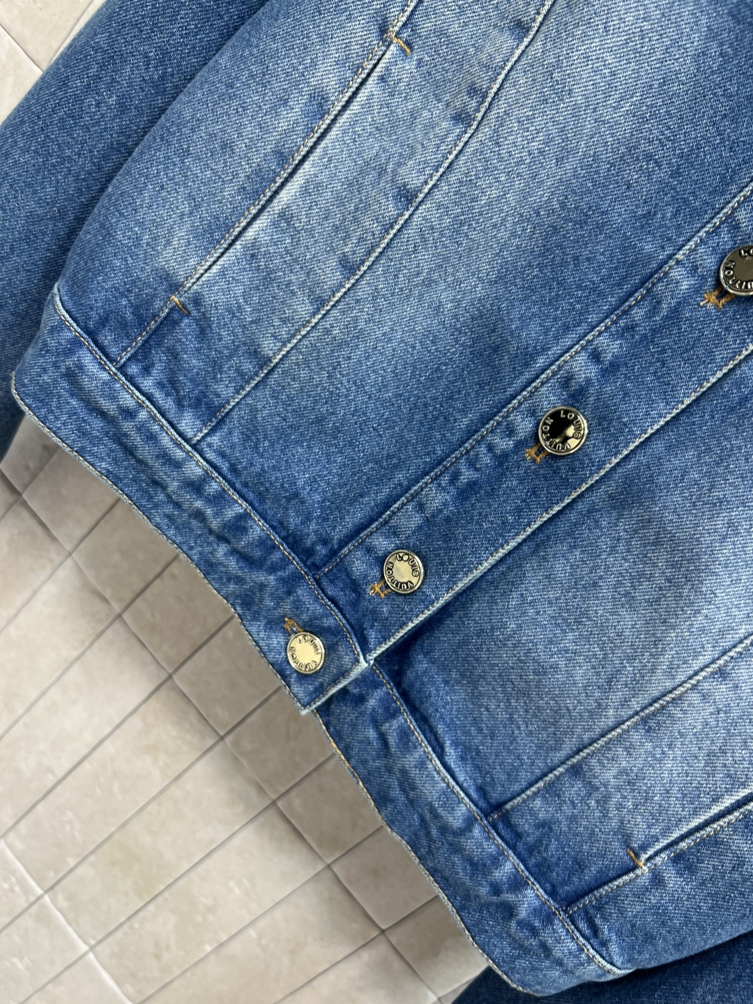 L家 25秋冬新款 老花翻领牛仔夹克 显瘦显高没有年龄界限的牛仔外套 舒适的触感来自于进口好面料 兼具舒