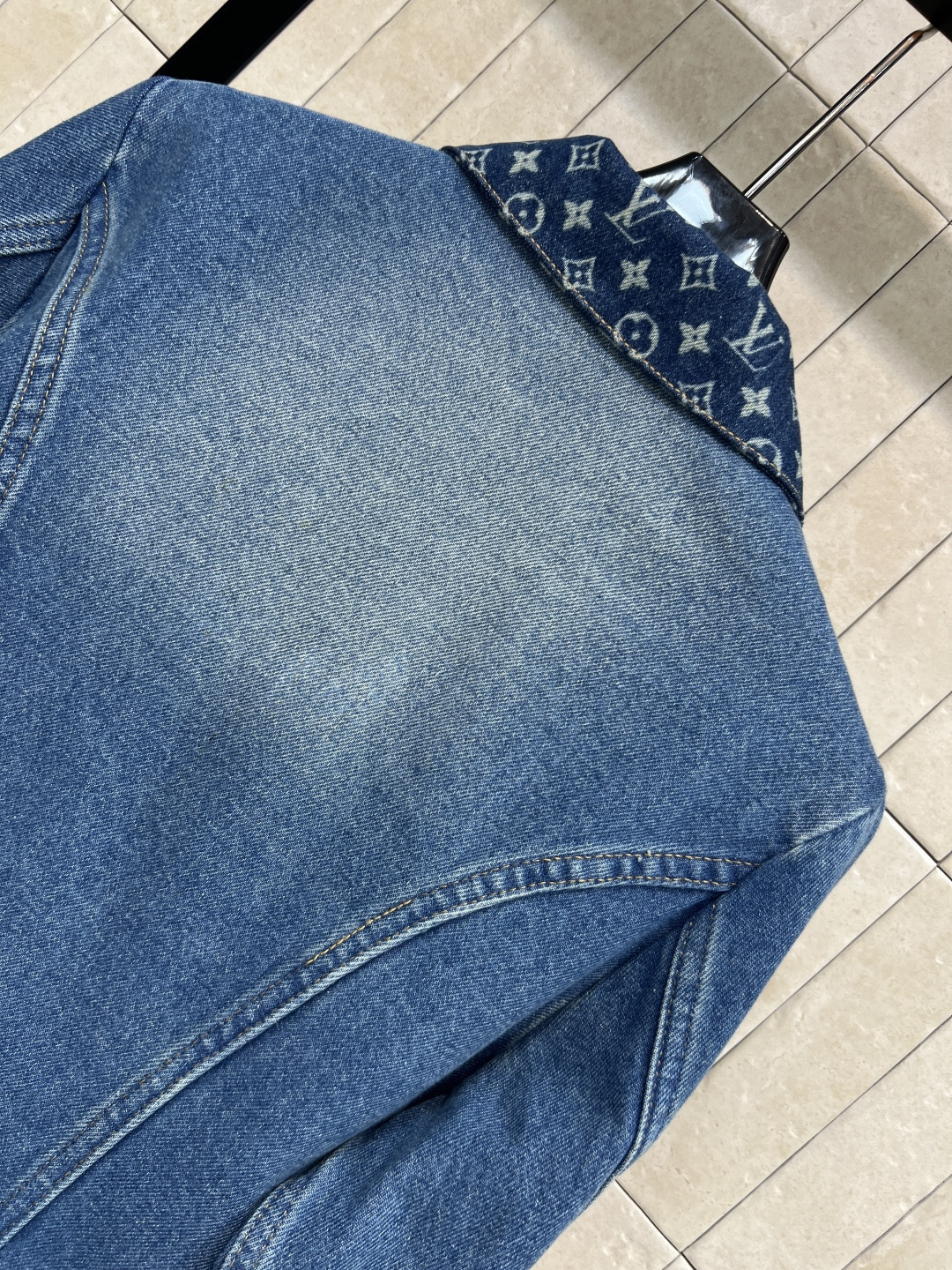 L家 25秋冬新款 老花翻领牛仔夹克 显瘦显高没有年龄界限的牛仔外套 舒适的触感来自于进口好面料 兼具舒