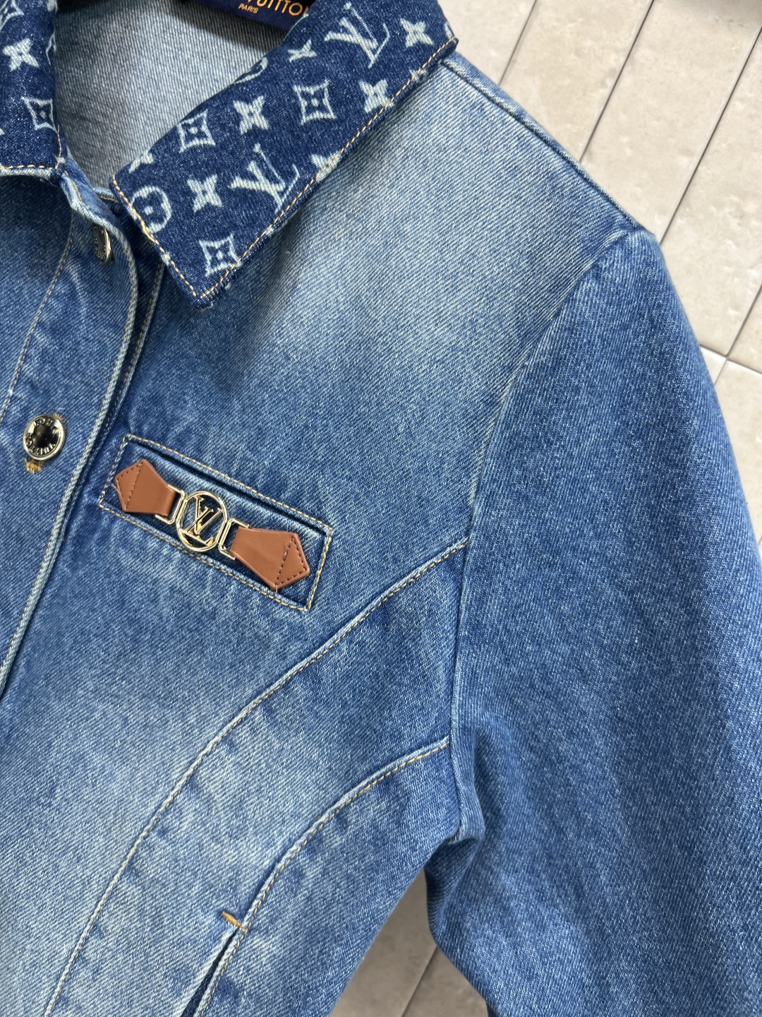 L家 25秋冬新款 老花翻领牛仔夹克 显瘦显高没有年龄界限的牛仔外套 舒适的触感来自于进口好面料 兼具舒