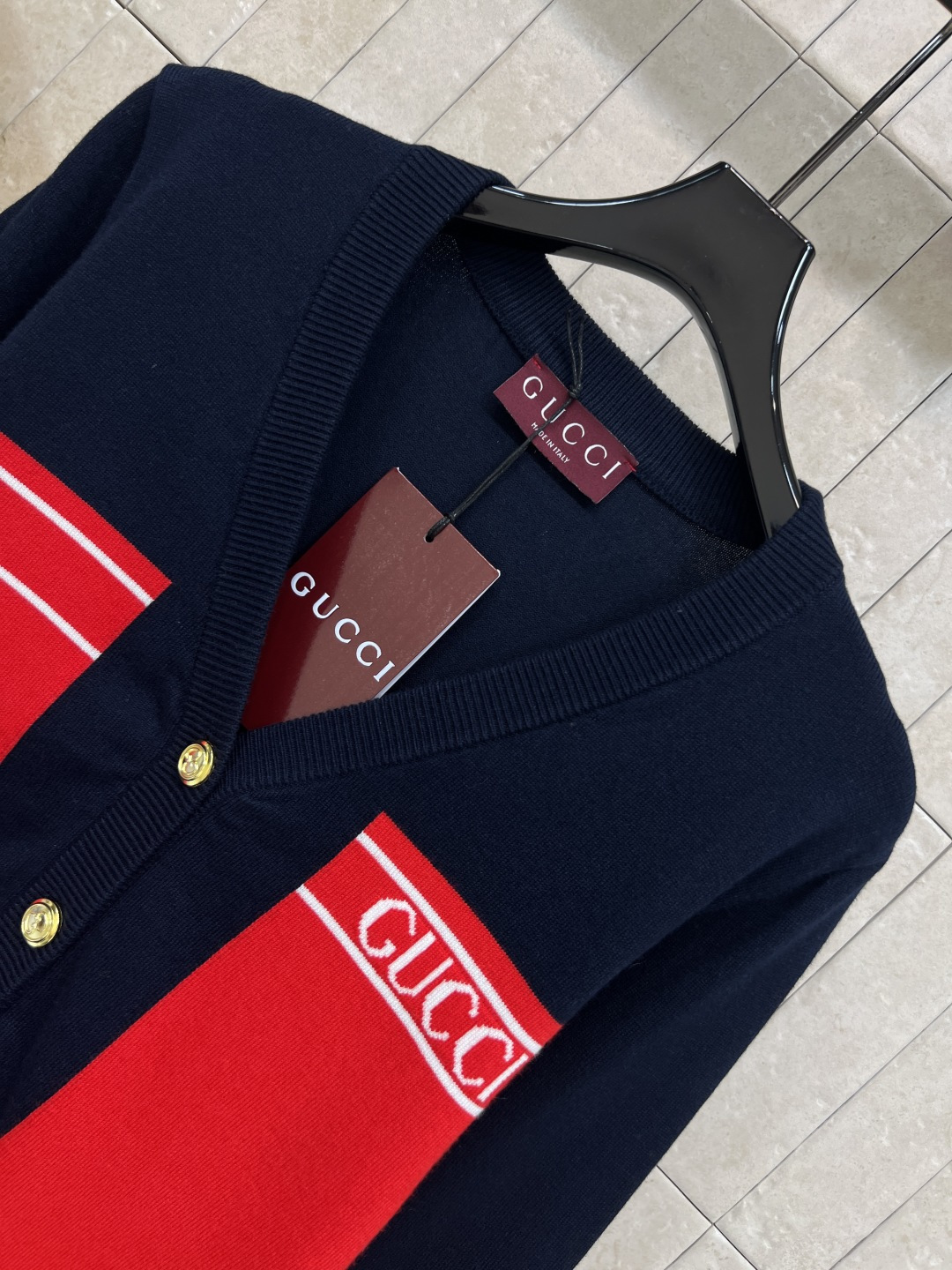 G家 25秋冬新款 撞色针织V领长袖开衫 胸前撞色色块+刺绣logo点缀 上身减龄又百搭显瘦 宽松经典的