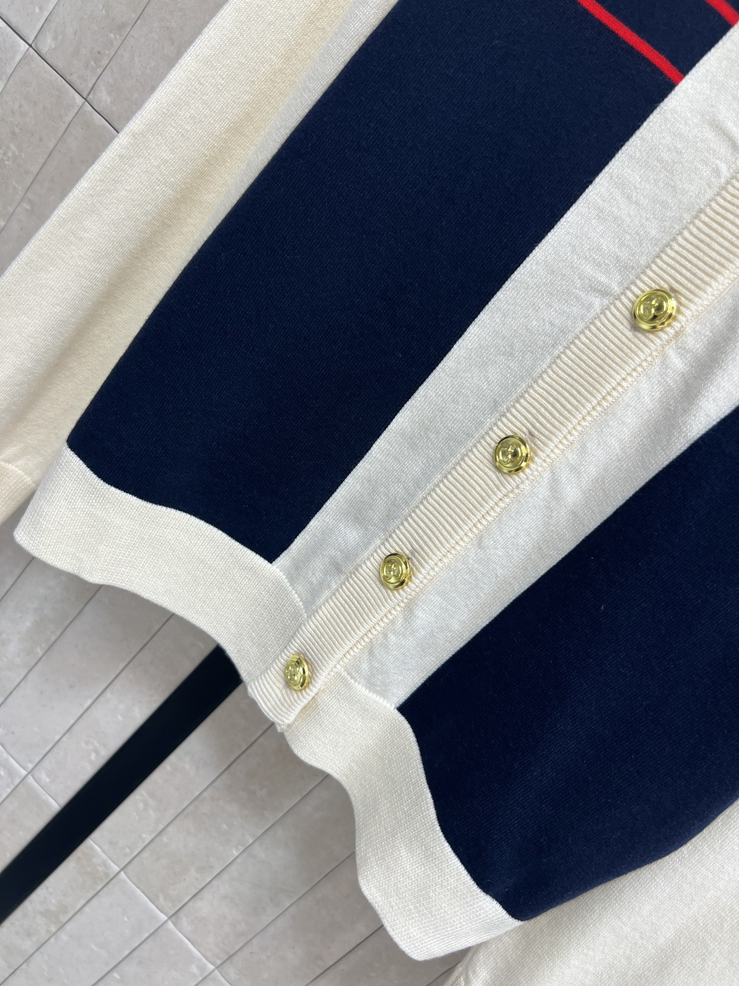 G家 25秋冬新款 撞色针织V领长袖开衫 胸前撞色色块+刺绣logo点缀 上身减龄又百搭显瘦 宽松经典的