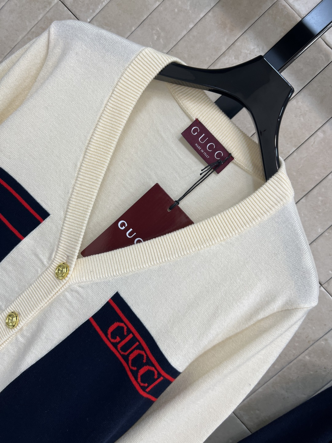 G家 25秋冬新款 撞色针织V领长袖开衫 胸前撞色色块+刺绣logo点缀 上身减龄又百搭显瘦 宽松经典的