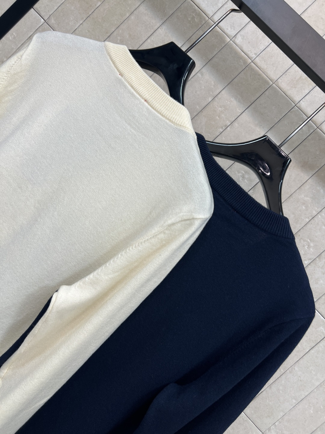 G家 25秋冬新款 撞色针织V领长袖开衫 胸前撞色色块+刺绣logo点缀 上身减龄又百搭显瘦 宽松经典的