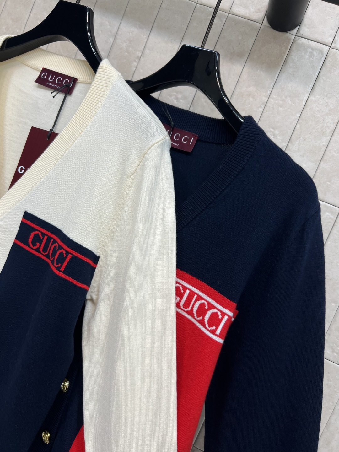 G家 25秋冬新款 撞色针织V领长袖开衫 胸前撞色色块+刺绣logo点缀 上身减龄又百搭显瘦 宽松经典的