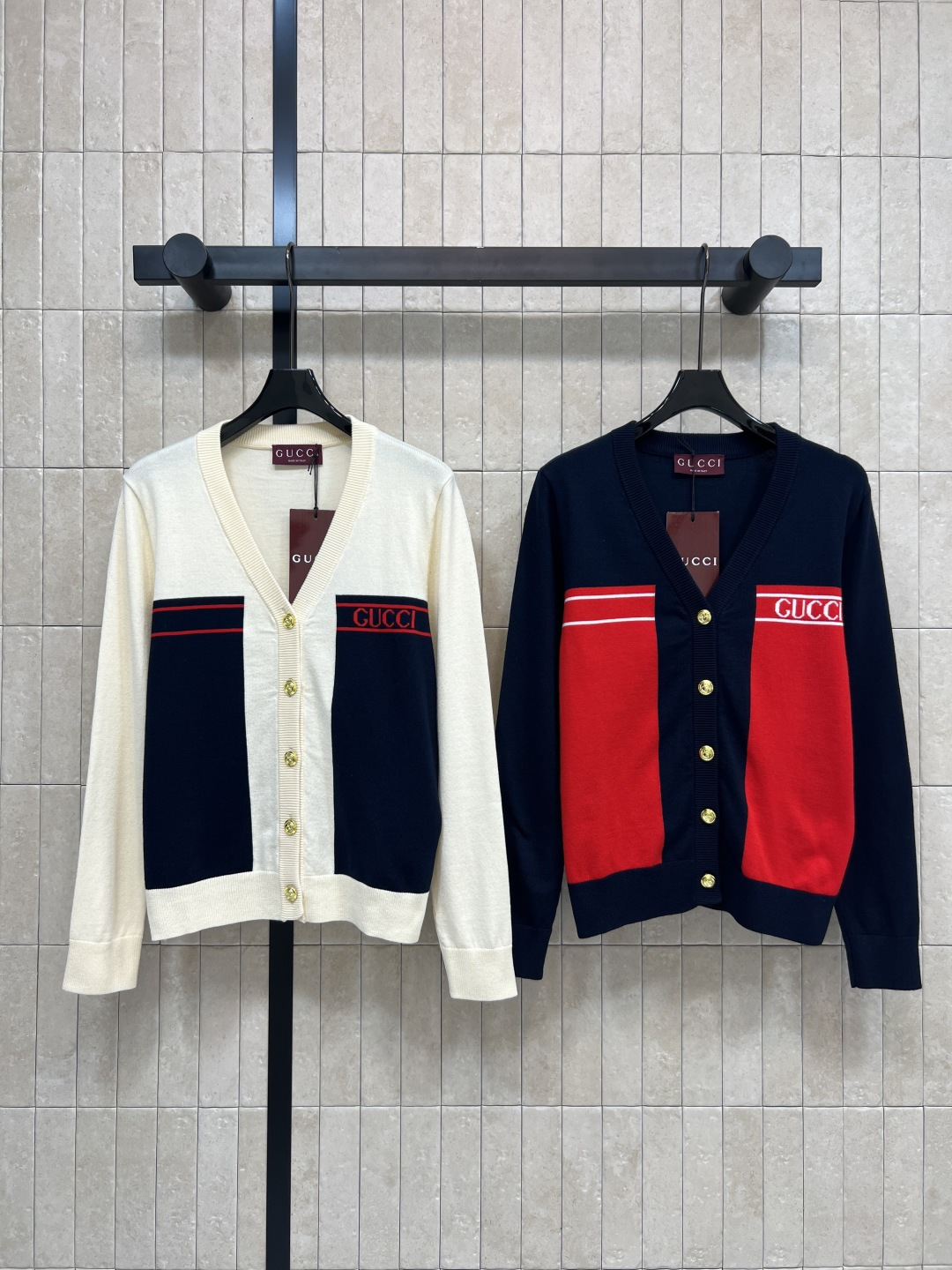 NO:508719,G Home 25 autumn and winter new style contrasting color knitted V-neck long-sleeved cardigan, contrasting color blocks on the chest + embroidered logo embellishment, the upper body reduces age and makes it look versatile, loose and classic style, the inner wear is very good, casual and comfortable single item matching, wool yarn texture is delicate and soft, two colors and three codes Size/S-M-L,, gucci, alexander wang19860909G家 25秋冬新款 撞色针织V领长袖开衫 胸前撞色色块+刺绣logo点缀 上身减龄又百搭显瘦 宽松经典的版型 内搭单穿都很出镜 休闲又舒适的单品搭配 羊毛纱线质感细腻柔软 两色三码Size/S-M-L,,gucci,alexander wang,Women's clothing