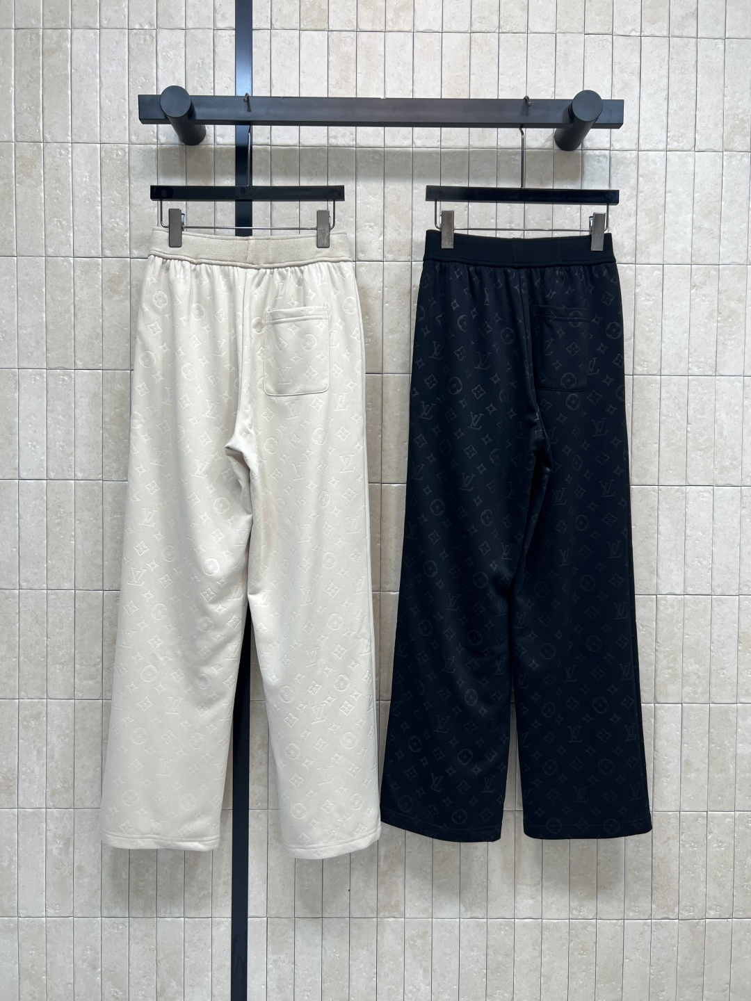 L家 25秋冬新款 刺绣logo老花提花休闲裤 松紧腰身设计 宽松休闲运动裤 上身舒适又百搭时髦 定制的