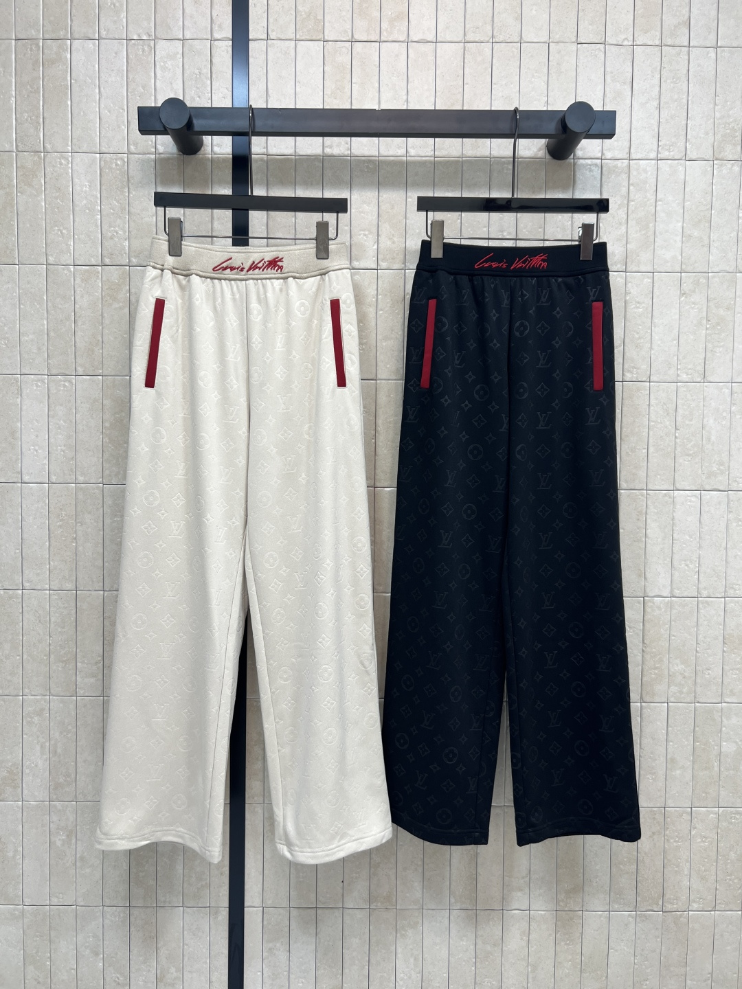 NO:508723,L Home 25 autumn and winter new style embroidered logo presbyopia jacquard casual pants elastic waist design loose casual sports pants comfortable and versatile and fashionable upper body Customized jacquard fabric Low-key luxury without losing the sense of fashion When paired with sweatshirts and jackets are all very handsome Two colors and three sizes Size/S-M-L,,louis vuitton,hoodie,sweatshirts,jackets & coats,alexander wang19860909L家 25秋冬新款 刺绣logo老花提花休闲裤 松紧腰身设计 宽松休闲运动裤 上身舒适又百搭时髦 定制的提花面料 低调奢华又不失时尚感 搭配同卫衣 外套 都很帅气哦 两色三码 Size/S-M-L,,louis vuitton,hoodie,sweatshirts,jackets & coats,alexander wang,Women's clothing