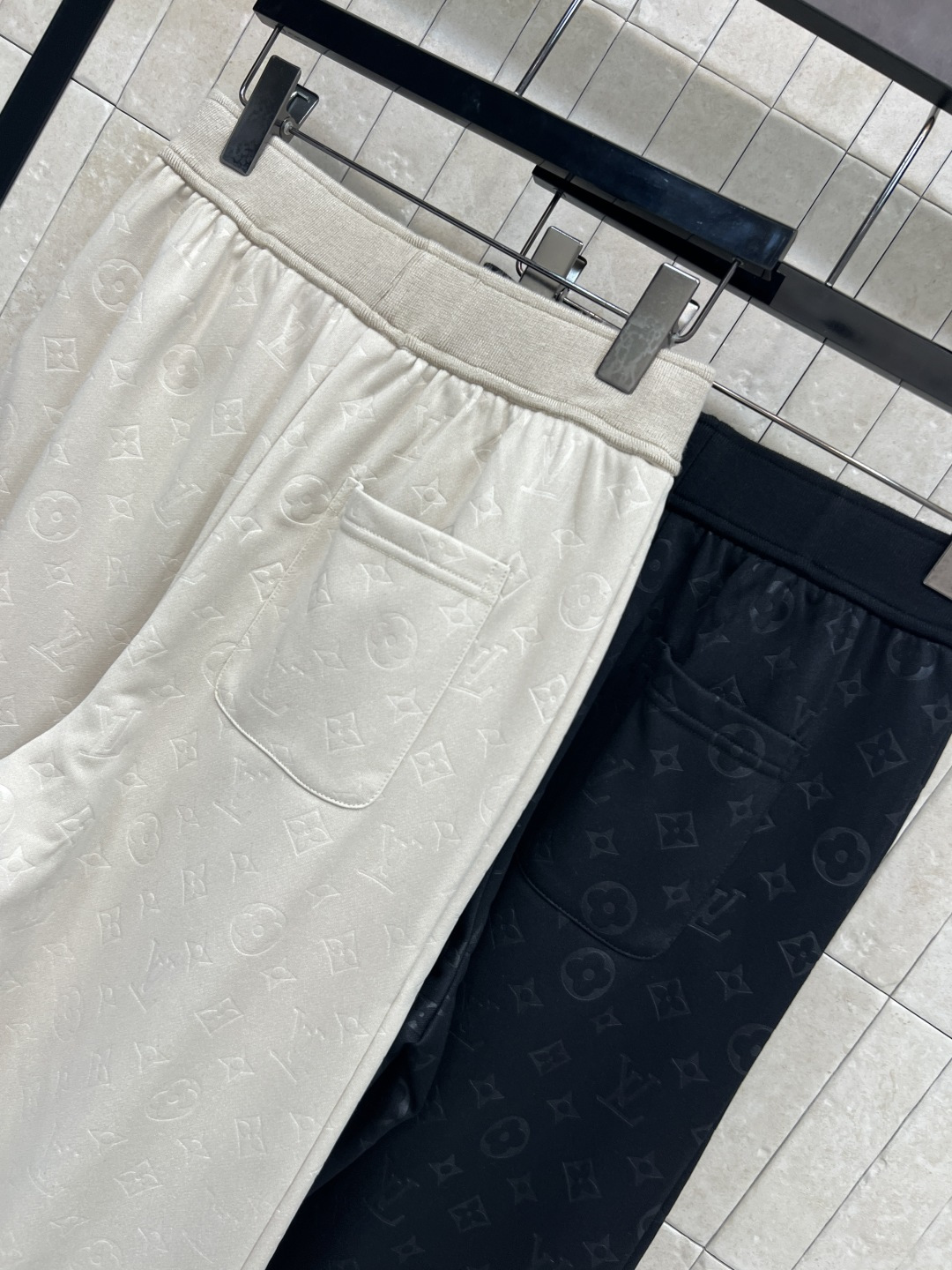 L家 25秋冬新款 刺绣logo老花提花休闲裤 松紧腰身设计 宽松休闲运动裤 上身舒适又百搭时髦 定制的