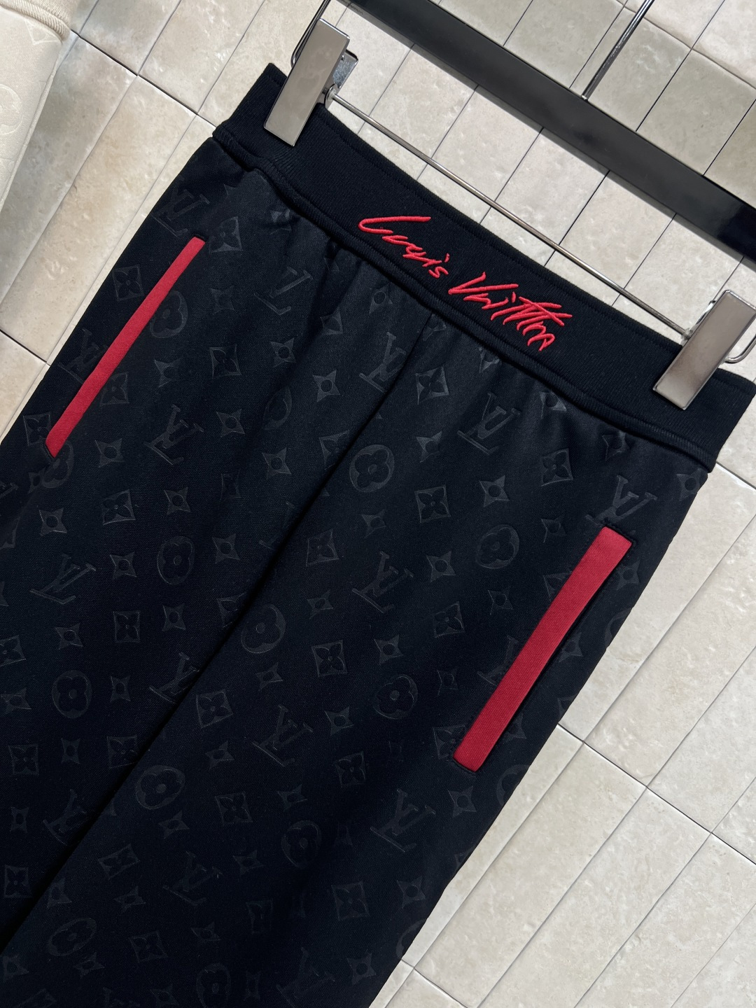 L家 25秋冬新款 刺绣logo老花提花休闲裤 松紧腰身设计 宽松休闲运动裤 上身舒适又百搭时髦 定制的