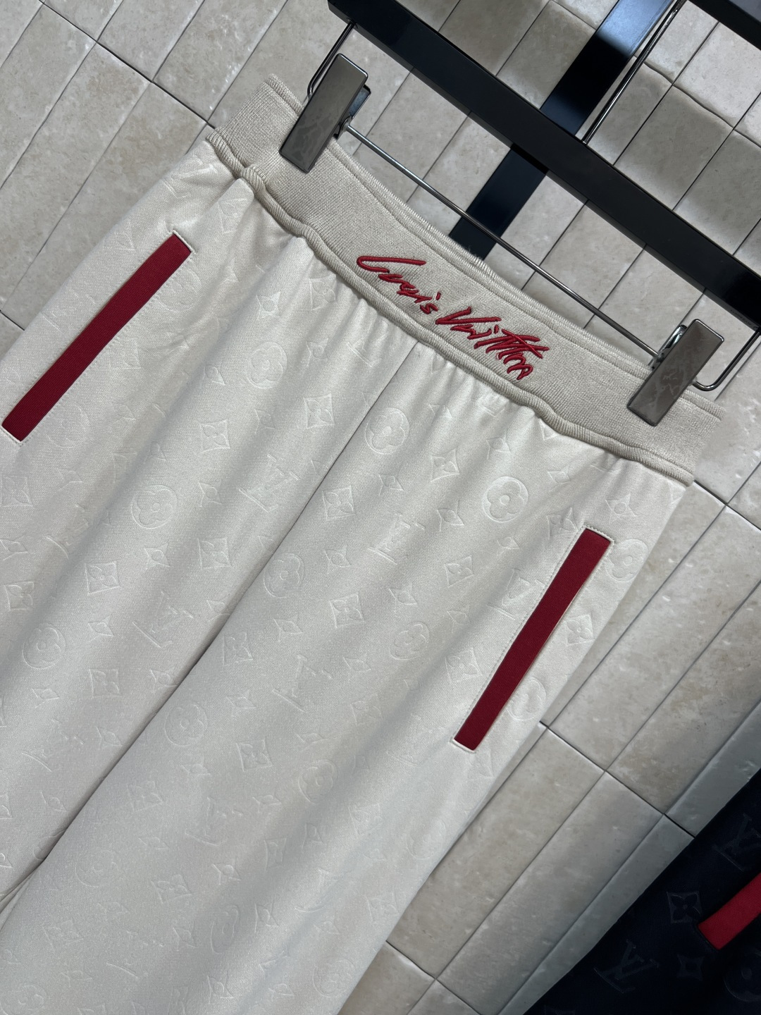 L家 25秋冬新款 刺绣logo老花提花休闲裤 松紧腰身设计 宽松休闲运动裤 上身舒适又百搭时髦 定制的