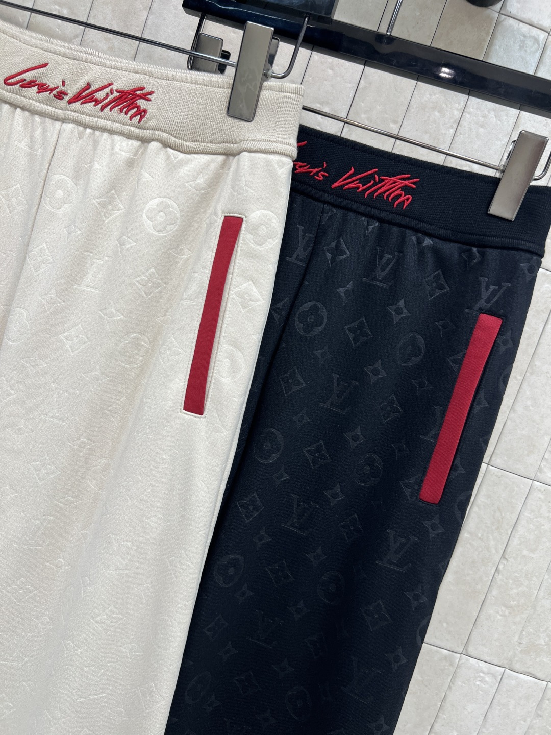 L家 25秋冬新款 刺绣logo老花提花休闲裤 松紧腰身设计 宽松休闲运动裤 上身舒适又百搭时髦 定制的