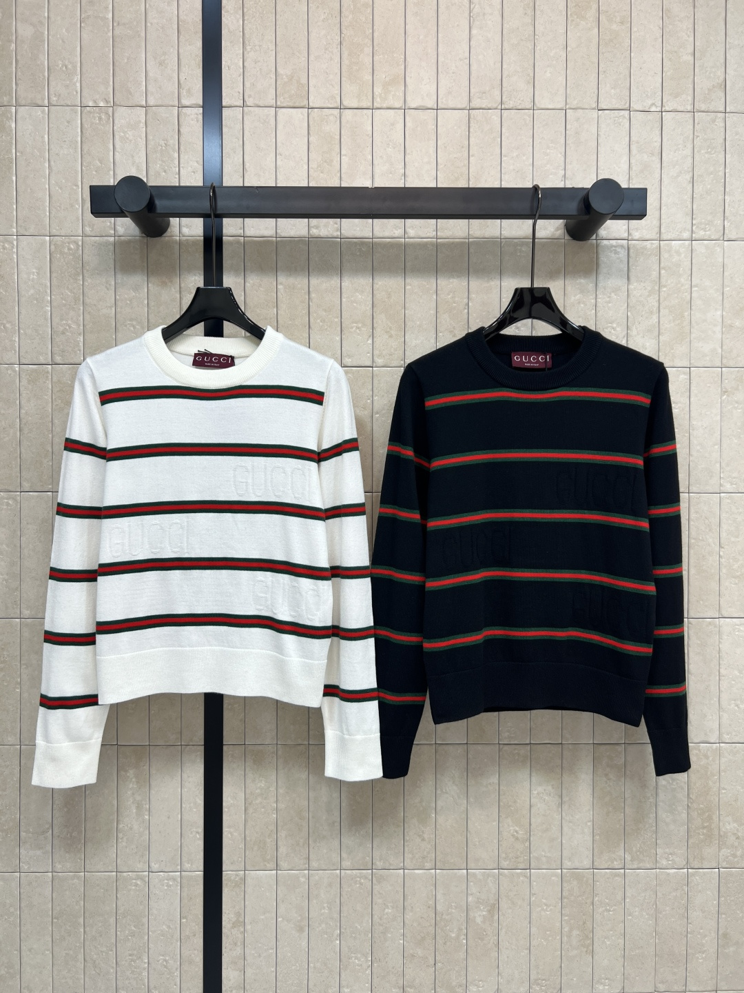 NO:508727,G Home 25 autumn and winter new style striped knitted pullover round neck long-sleeved shirt positioned jacquard logo embellishment classic red and green webbing design, the upper body is age-reducing and versatile, slimming, small round neck loose and classic style, the inner wear is very good, casual and comfortable single item matching, wool yarn texture is delicate and soft, two colors and three codes Size/S-M-L,, gucci, alexander wang19860909G家 25秋冬新款 条纹针织套头圆领长袖衫 定位提花logo点缀 经典红绿织带设计 上身减龄又百搭显瘦小圆领宽松经典的版型 内搭单穿都很出镜 休闲又舒适的单品搭配 羊毛纱线质感细腻柔软 两色三码Size/S-M-L,,gucci,alexander wang,Women's clothing