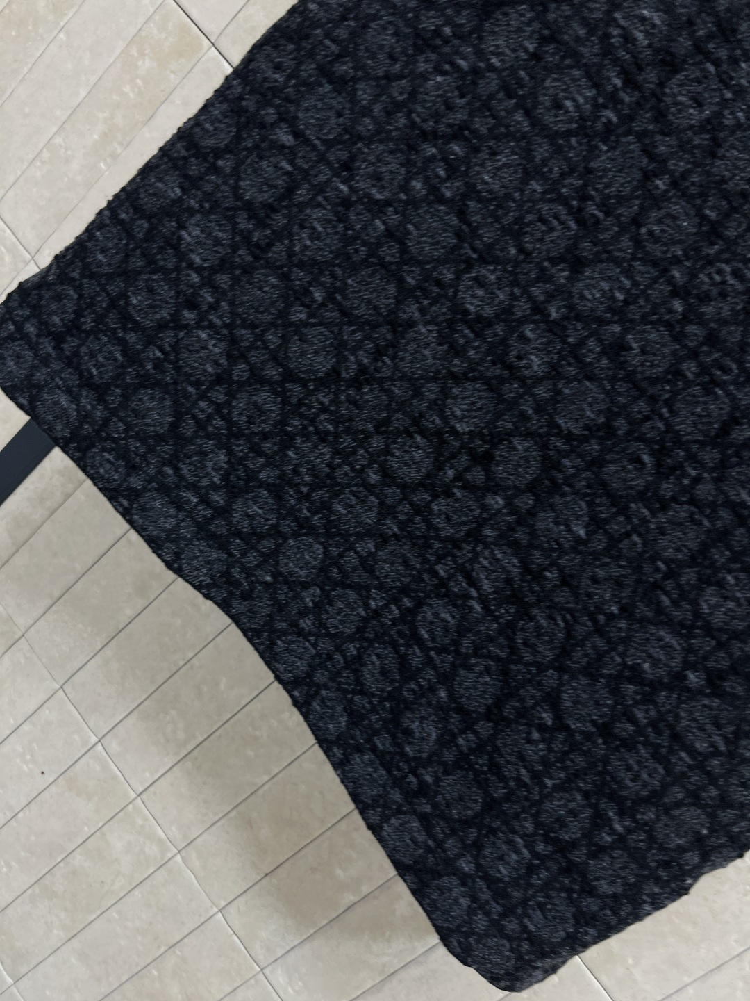 D家 25秋冬新款 藤格纹提花针织短袖连衣裙 超大藤格纹突显纹理效果别具一格 圆领短袖直筒基础版型 左肩