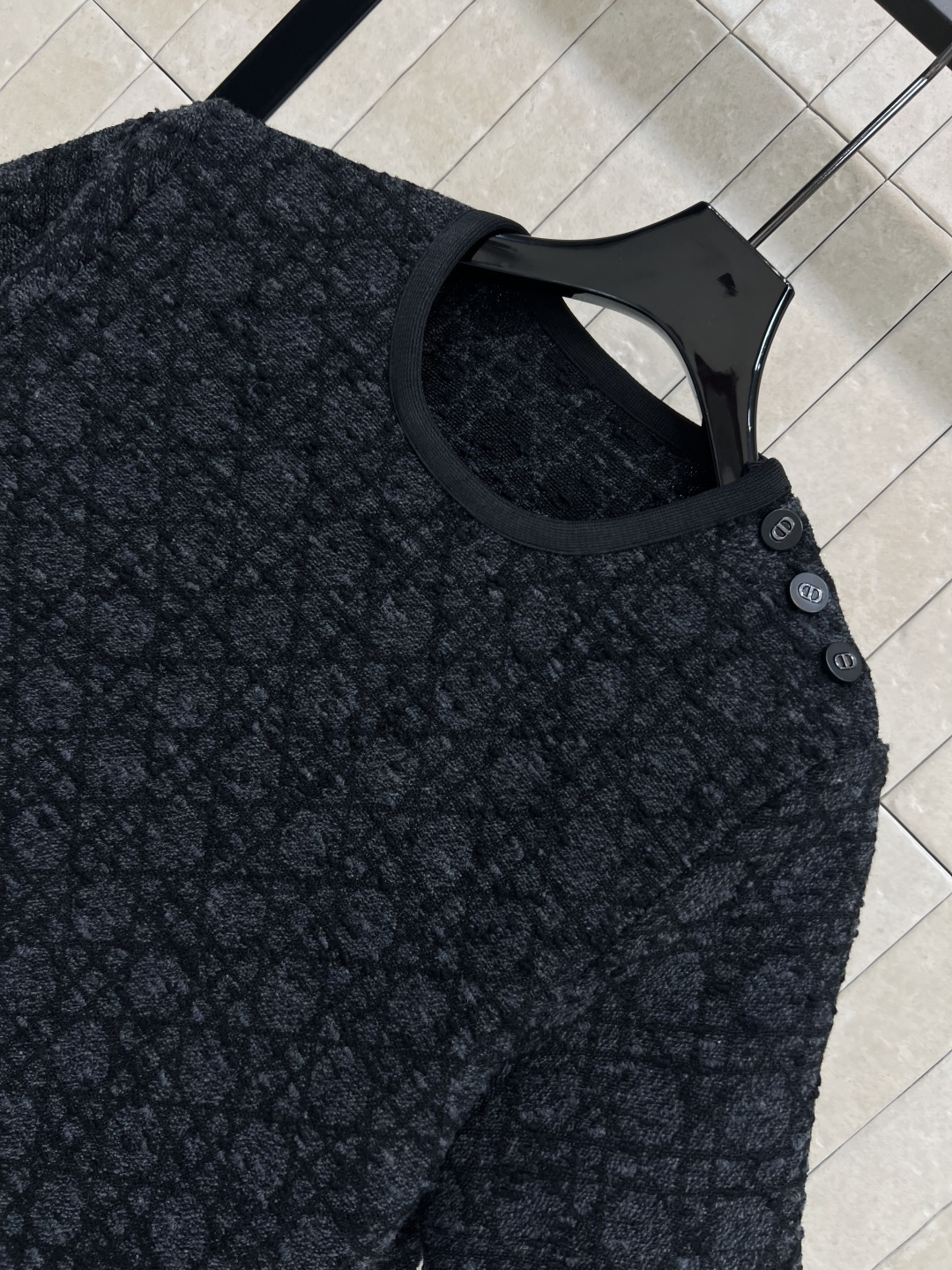 D家 25秋冬新款 藤格纹提花针织短袖连衣裙 超大藤格纹突显纹理效果别具一格 圆领短袖直筒基础版型 左肩