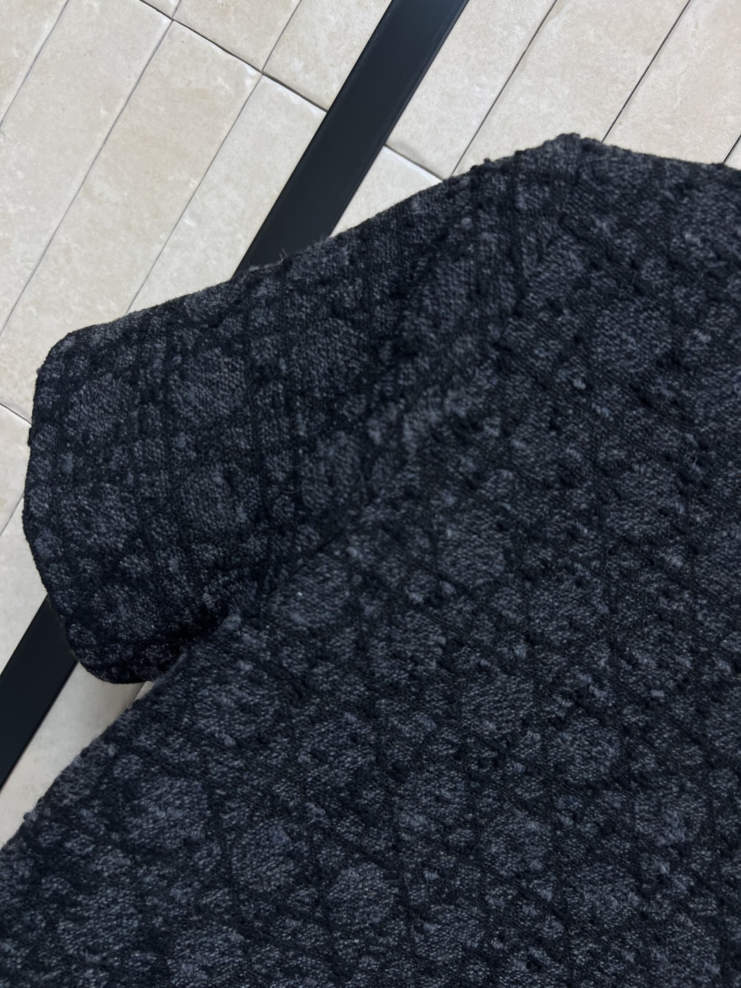 D家 25秋冬新款 藤格纹提花针织短袖连衣裙 超大藤格纹突显纹理效果别具一格 圆领短袖直筒基础版型 左肩