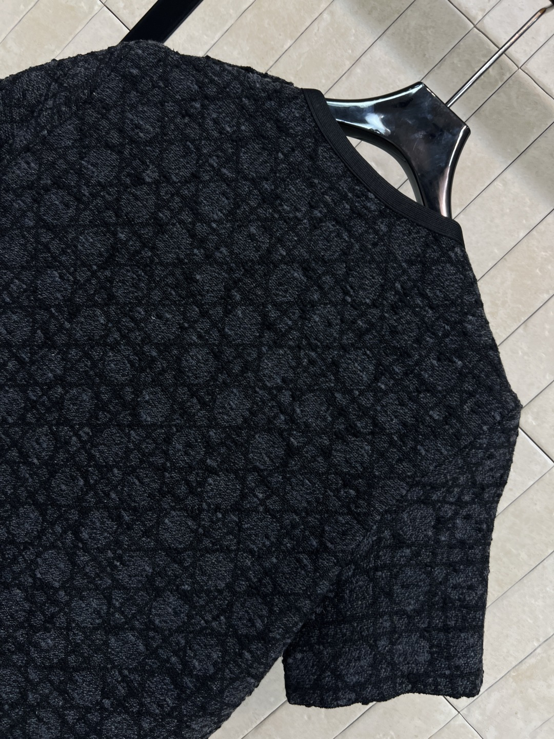 D家 25秋冬新款 藤格纹提花针织短袖连衣裙 超大藤格纹突显纹理效果别具一格 圆领短袖直筒基础版型 左肩