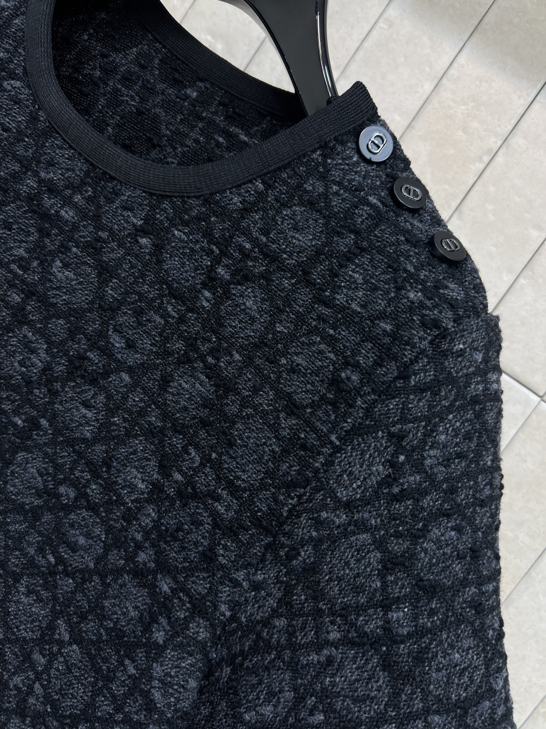 D家 25秋冬新款 藤格纹提花针织短袖连衣裙 超大藤格纹突显纹理效果别具一格 圆领短袖直筒基础版型 左肩