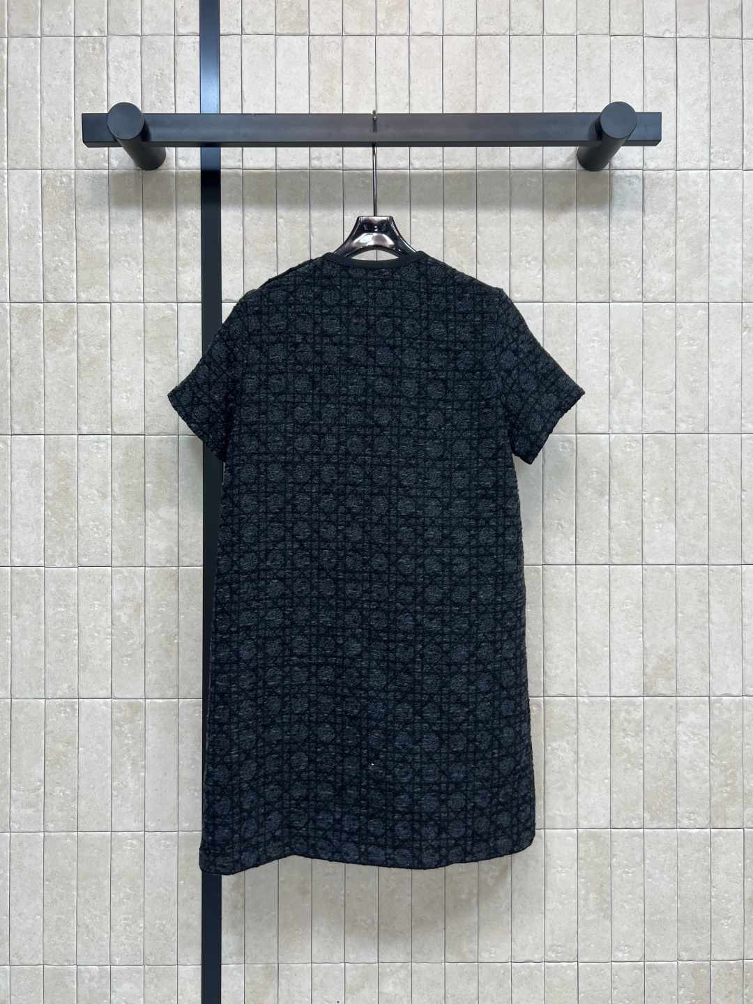 D家 25秋冬新款 藤格纹提花针织短袖连衣裙 超大藤格纹突显纹理效果别具一格 圆领短袖直筒基础版型 左肩