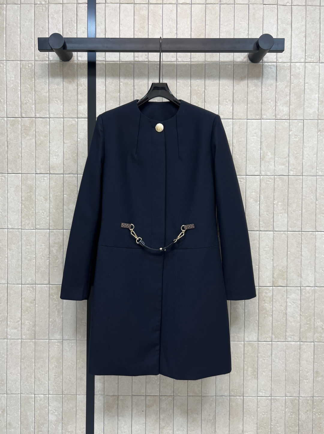 NO:508772,L's 25 autumn and winter new style, dark blue mid-length coat coat, elegant and atmospheric round neck buckle decoration, mid-length coat with one piece of gold buckle decoration on the neckline + hidden single-breasted design waist buckle embellishment, super design sense, the upper body has a sense of winter heroine atmosphere, instantly lift temperament, suitable for wear in all occasions, the mid-length style is neat and capable, the upper body is warm and slimming, the classic presbyopic lining inside is excellent, one-color four-code SMLXL,, louis vuitton, jackets & coats, alexander wang19860909L家 25秋冬新款 深蓝色中长款大衣外套 优雅大气圆领搭扣装饰中长款大衣 领口一粒金扣装饰+隐性单排扣设计腰间搭扣点缀 超级有设计感 上身有种冬季女主角氛围感 秒抬气质 各种场合都适合穿搭 中长款版型剪裁利落干练 上身保暖显瘦 里面经典老花内衬细节超赞 一色四码SMLXL,,louis vuitton,jackets & coats,alexander wang,Women's clothing