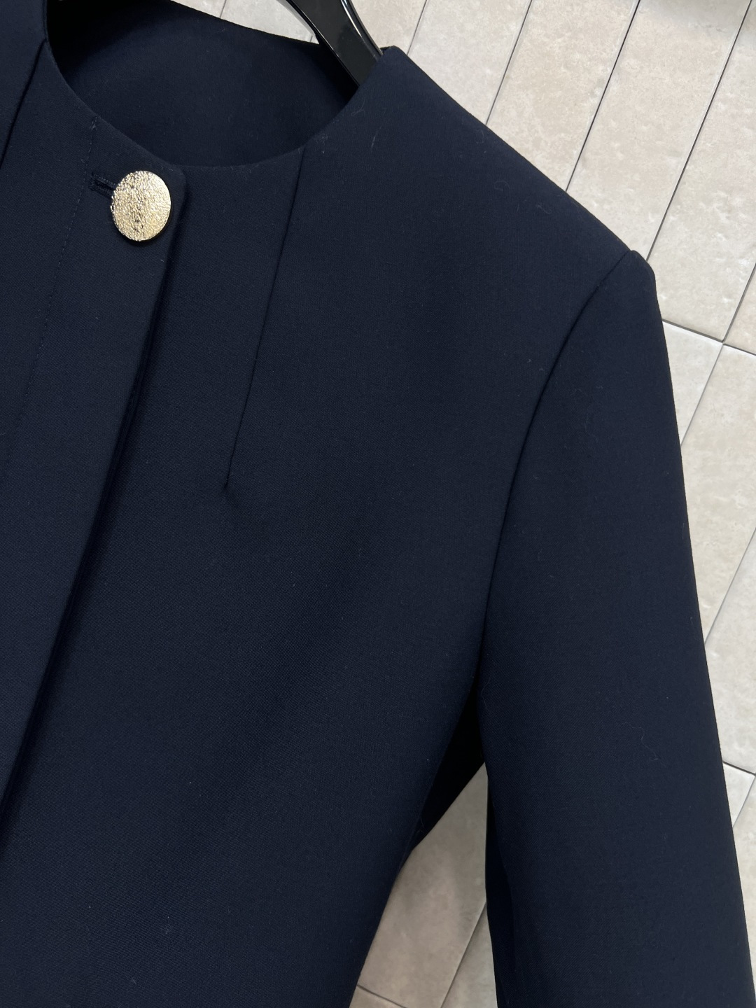 L家 25秋冬新款 深蓝色中长款大衣外套 优雅大气圆领搭扣装饰中长款大衣 领口一粒金扣装饰+隐性单排扣设