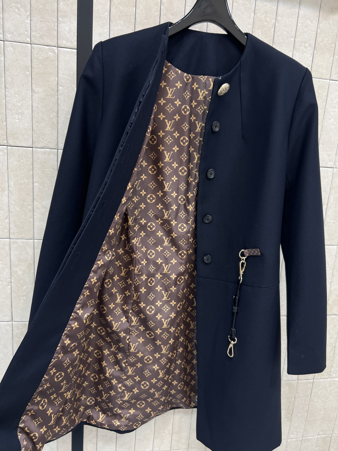 L家 25秋冬新款 深蓝色中长款大衣外套 优雅大气圆领搭扣装饰中长款大衣 领口一粒金扣装饰+隐性单排扣设