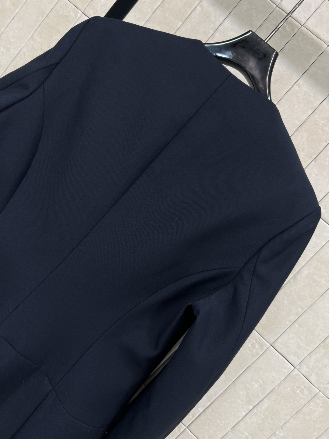 L家 25秋冬新款 深蓝色中长款大衣外套 优雅大气圆领搭扣装饰中长款大衣 领口一粒金扣装饰+隐性单排扣设