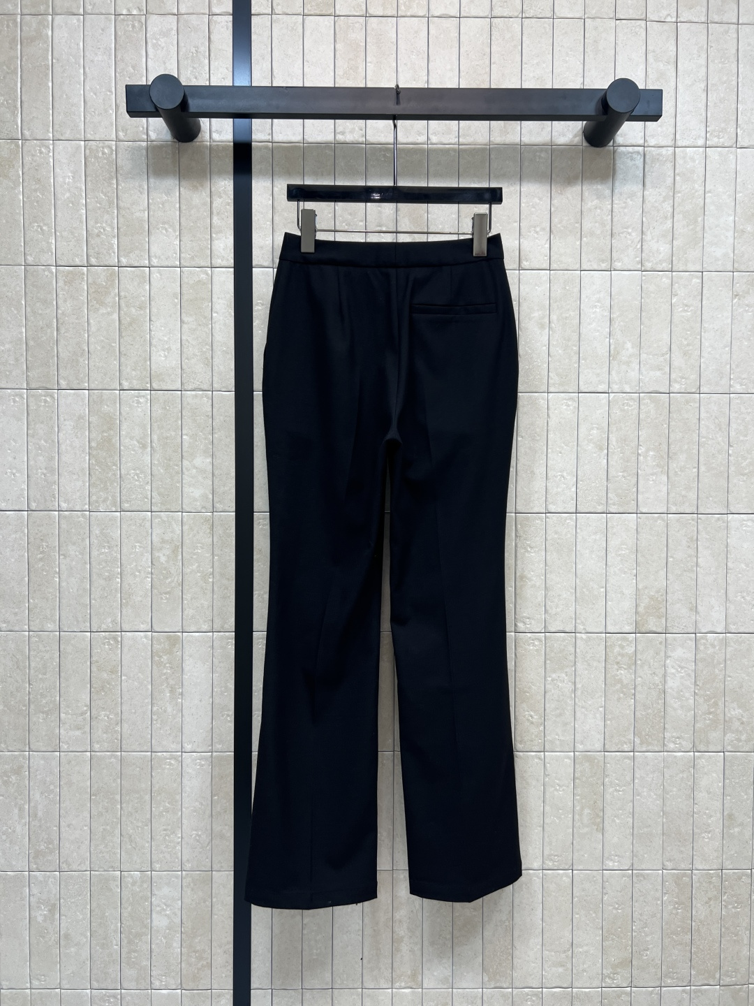 L家 25秋冬新款 搭扣装饰微喇叭西装裤 上身就是满满的高级感 通勤重要场合轻松拿捏气场 勾扣开合 定制