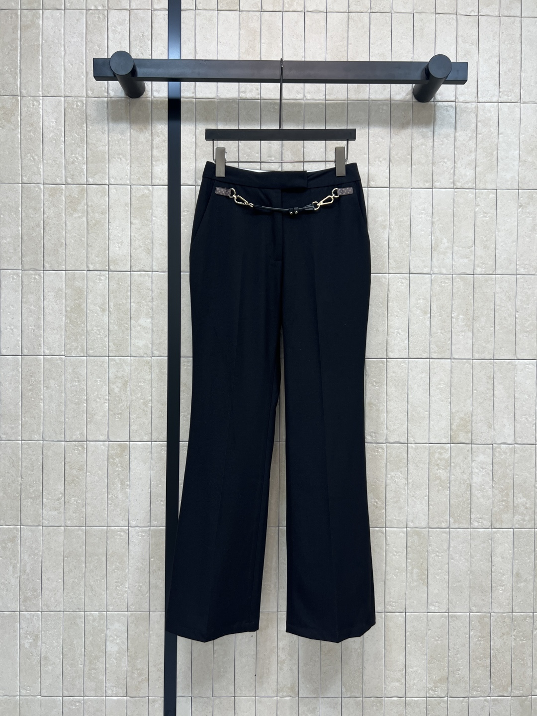 NO:508777,L Home 25 autumn and winter new style, buckle decoration, micro-tender suit pants, the upper body is full of high-end feeling, easy to grasp the aura in important occasions for commuting, hook and buckle opening and closing, customized suit fabric, the upper body is wide and stylish, super straight legs, good looking, comfortable and slimming, one-color four-code SMLXL,, louis vuitton, business suit, alexander wang19860909L家 25秋冬新款 搭扣装饰微喇叭西装裤 上身就是满满的高级感 通勤重要场合轻松拿捏气场 勾扣开合 定制西装面料 上身挺阔有型 超级显腿直 无论是日常通勤还是休闲 都很好看 舒适显瘦绝绝子 一色四码SMLXL,,louis vuitton,business suit,alexander wang,Women's clothing