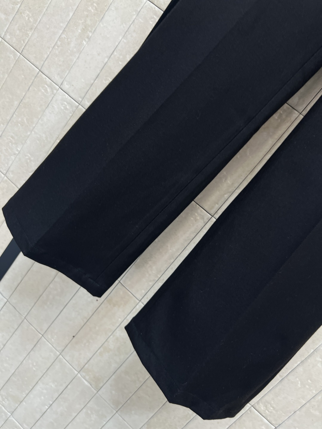 L家 25秋冬新款 搭扣装饰微喇叭西装裤 上身就是满满的高级感 通勤重要场合轻松拿捏气场 勾扣开合 定制