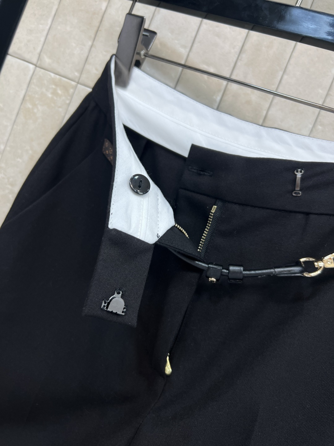 L家 25秋冬新款 搭扣装饰微喇叭西装裤 上身就是满满的高级感 通勤重要场合轻松拿捏气场 勾扣开合 定制