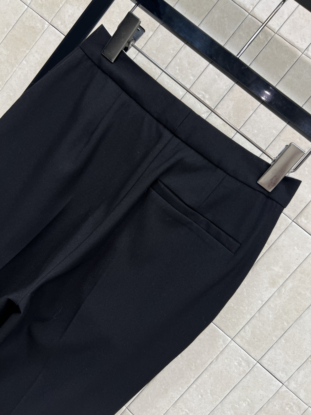 L家 25秋冬新款 搭扣装饰微喇叭西装裤 上身就是满满的高级感 通勤重要场合轻松拿捏气场 勾扣开合 定制