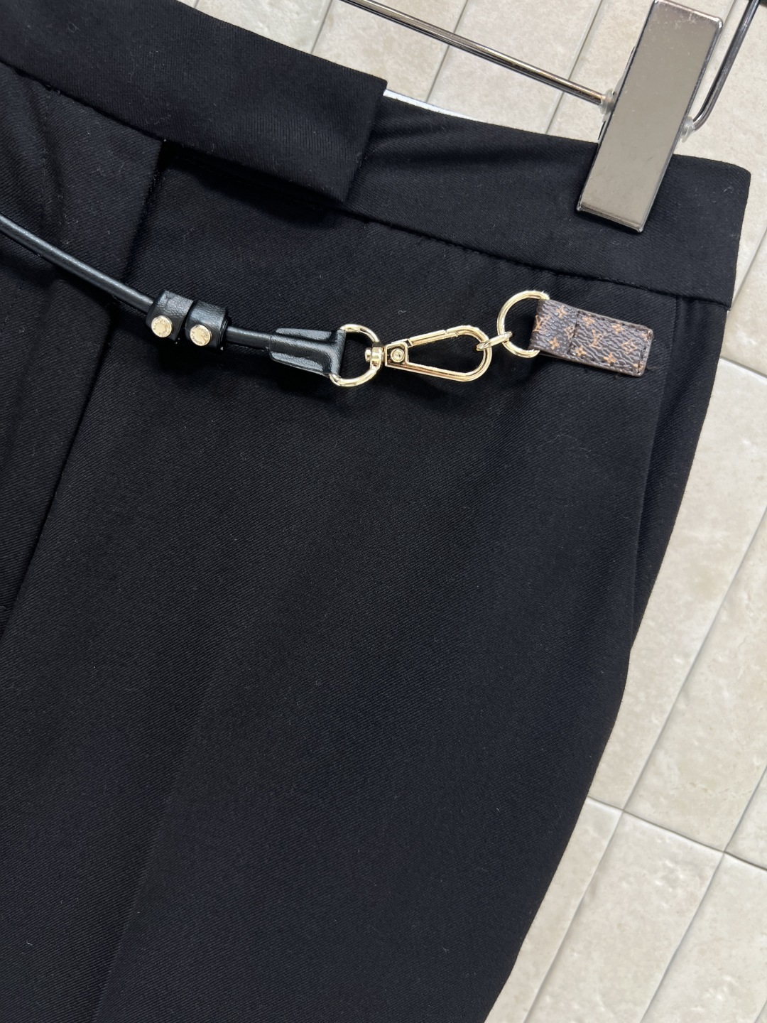 L家 25秋冬新款 搭扣装饰微喇叭西装裤 上身就是满满的高级感 通勤重要场合轻松拿捏气场 勾扣开合 定制