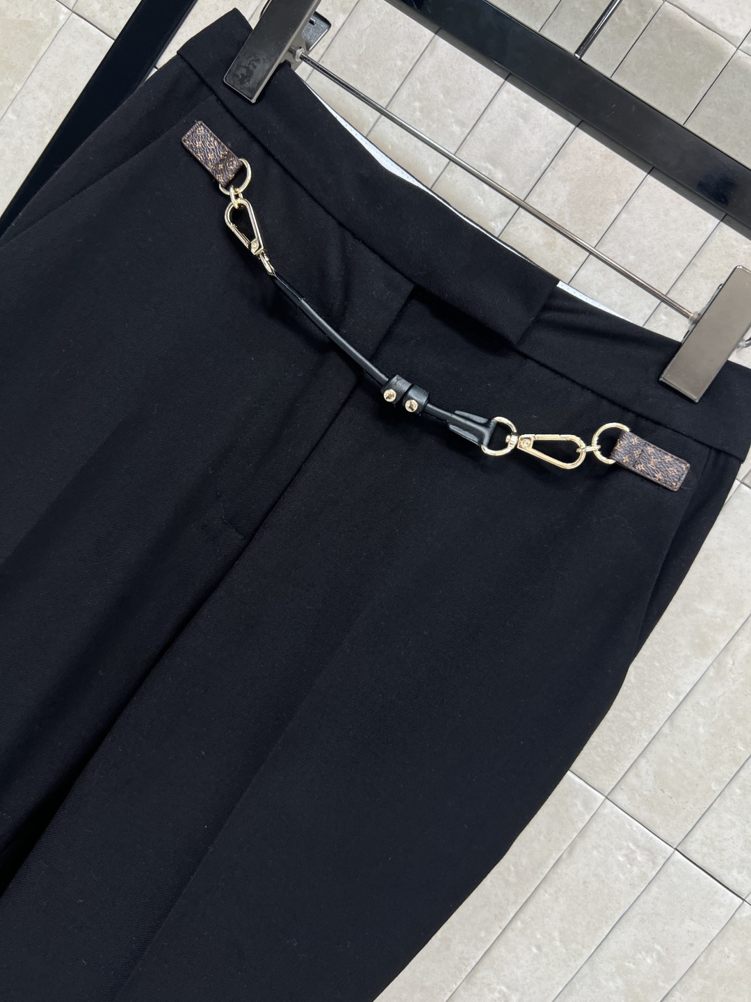 L家 25秋冬新款 搭扣装饰微喇叭西装裤 上身就是满满的高级感 通勤重要场合轻松拿捏气场 勾扣开合 定制