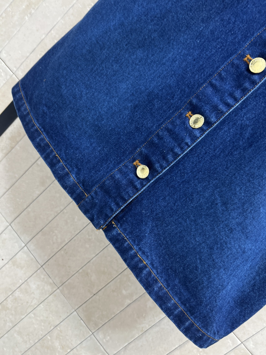 L家 25秋冬新款 深蓝色牛仔无袖连体裙 开模定制logo金扣点缀 自带小清新风格 无袖连体修身直筒裙摆