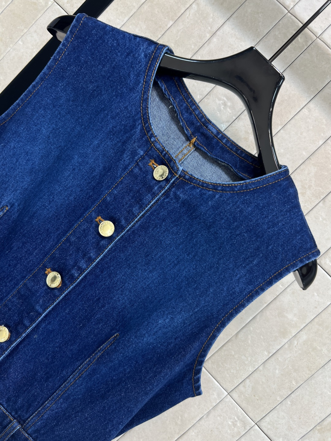 L家 25秋冬新款 深蓝色牛仔无袖连体裙 开模定制logo金扣点缀 自带小清新风格 无袖连体修身直筒裙摆
