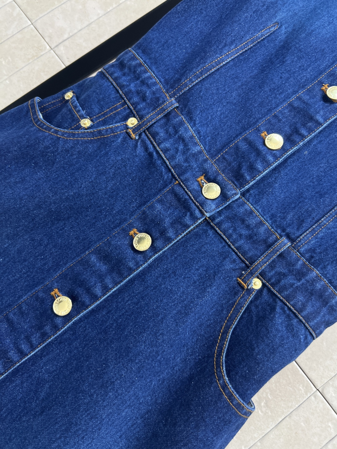 L家 25秋冬新款 深蓝色牛仔无袖连体裙 开模定制logo金扣点缀 自带小清新风格 无袖连体修身直筒裙摆