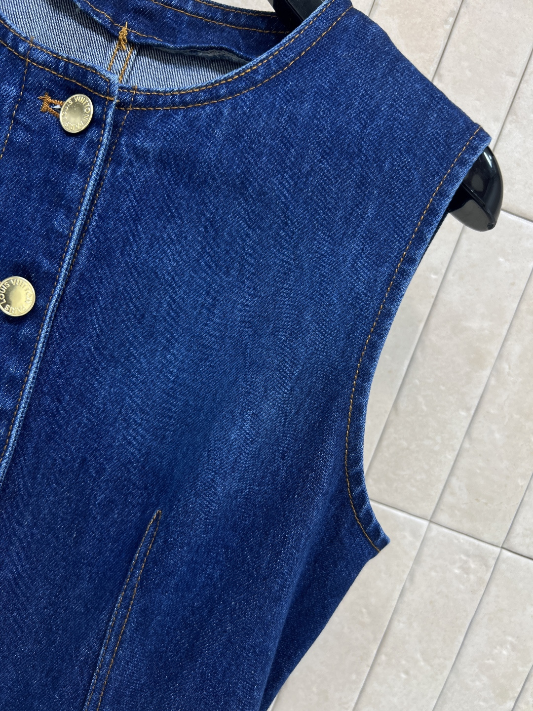 L家 25秋冬新款 深蓝色牛仔无袖连体裙 开模定制logo金扣点缀 自带小清新风格 无袖连体修身直筒裙摆