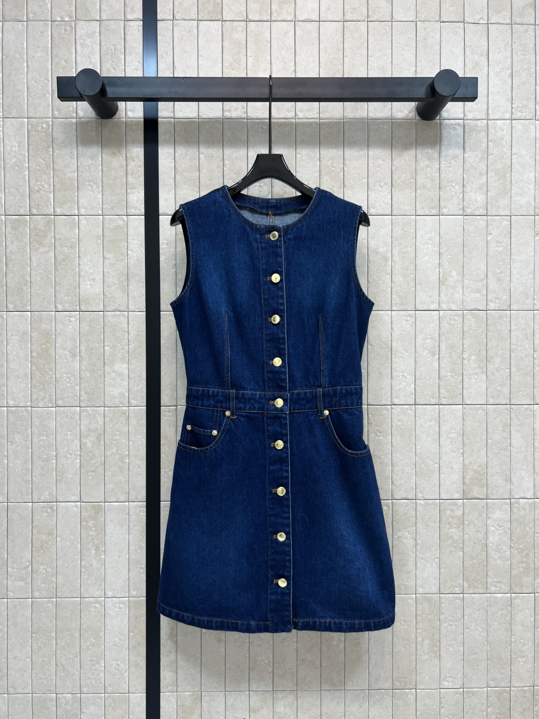NO:508789,L Home 25 autumn and winter new style dark blue denim sleeveless dress, mold-open custom logo gold buckle embellishment, with a fresh style, sleeveless one-piece slim straight skirt, top body looks slim and versatile and fashionable, simple and high-end tone, easy to wear and reduce age-reducing girlishness, one second eye-catching and eye-catching, custom retro denim fabrics are all very good workmanship, one color four-code SMLXL,, louis vuitton, skirts, alexander wang19860909L家 25秋冬新款 深蓝色牛仔无袖连体裙 开模定制logo金扣点缀 自带小清新风格 无袖连体修身直筒裙摆 上身显瘦百搭又时髦 简约高级的调调 轻松穿出减龄少女感 一秒的吸睛抢镜 定制复古牛仔面料做工品质都很赞 一色四码SMLXL,,louis vuitton,skirts,alexander wang,Women's clothing