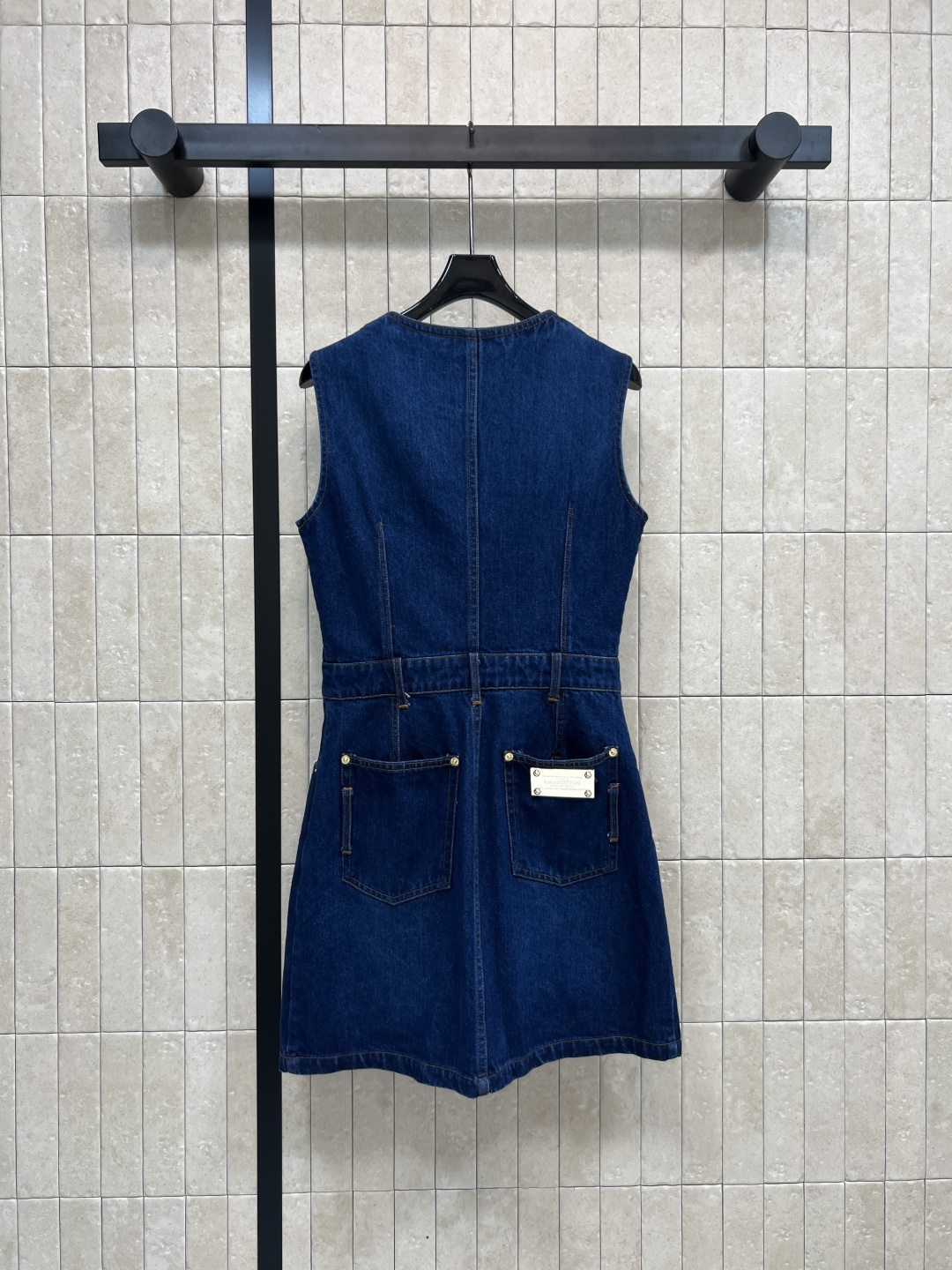 L家 25秋冬新款 深蓝色牛仔无袖连体裙 开模定制logo金扣点缀 自带小清新风格 无袖连体修身直筒裙摆