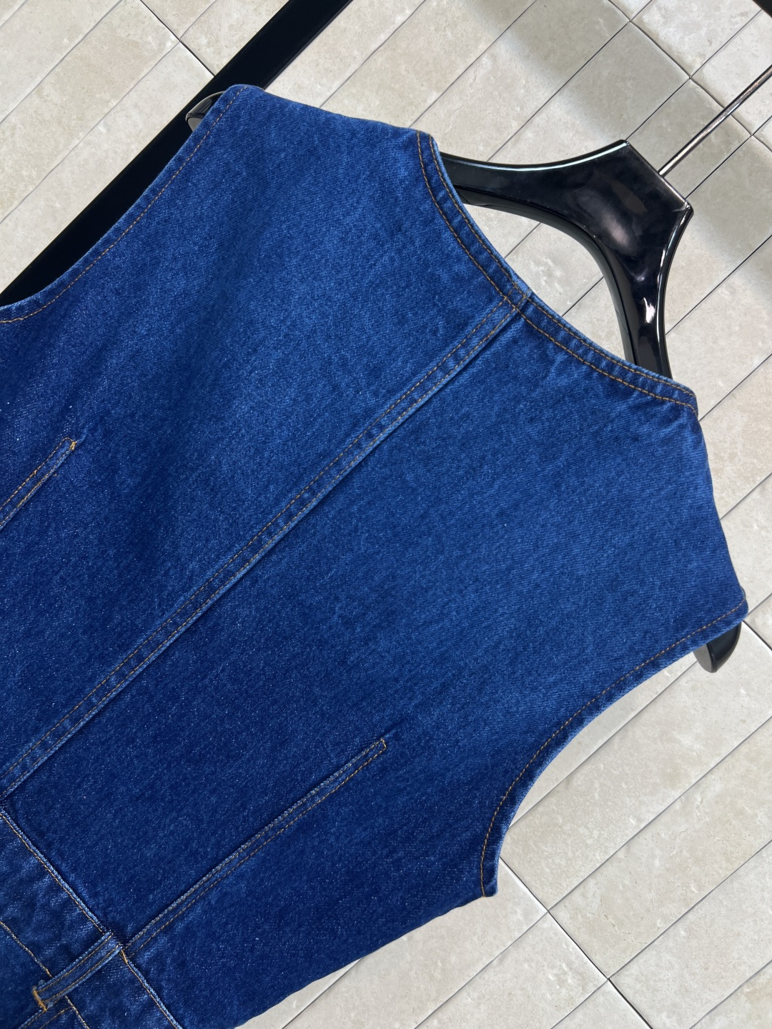 L家 25秋冬新款 深蓝色牛仔无袖连体裙 开模定制logo金扣点缀 自带小清新风格 无袖连体修身直筒裙摆