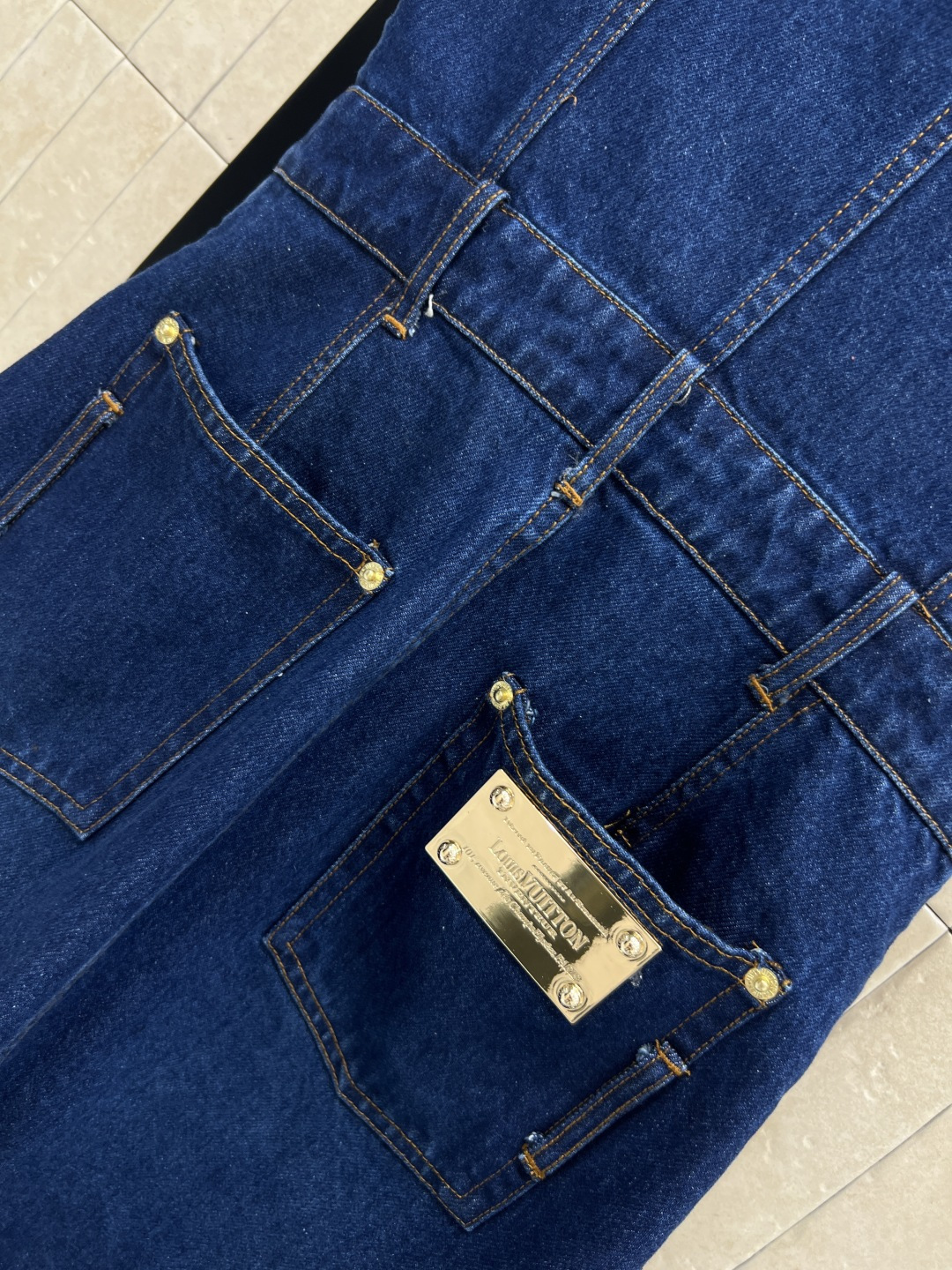 L家 25秋冬新款 深蓝色牛仔无袖连体裙 开模定制logo金扣点缀 自带小清新风格 无袖连体修身直筒裙摆