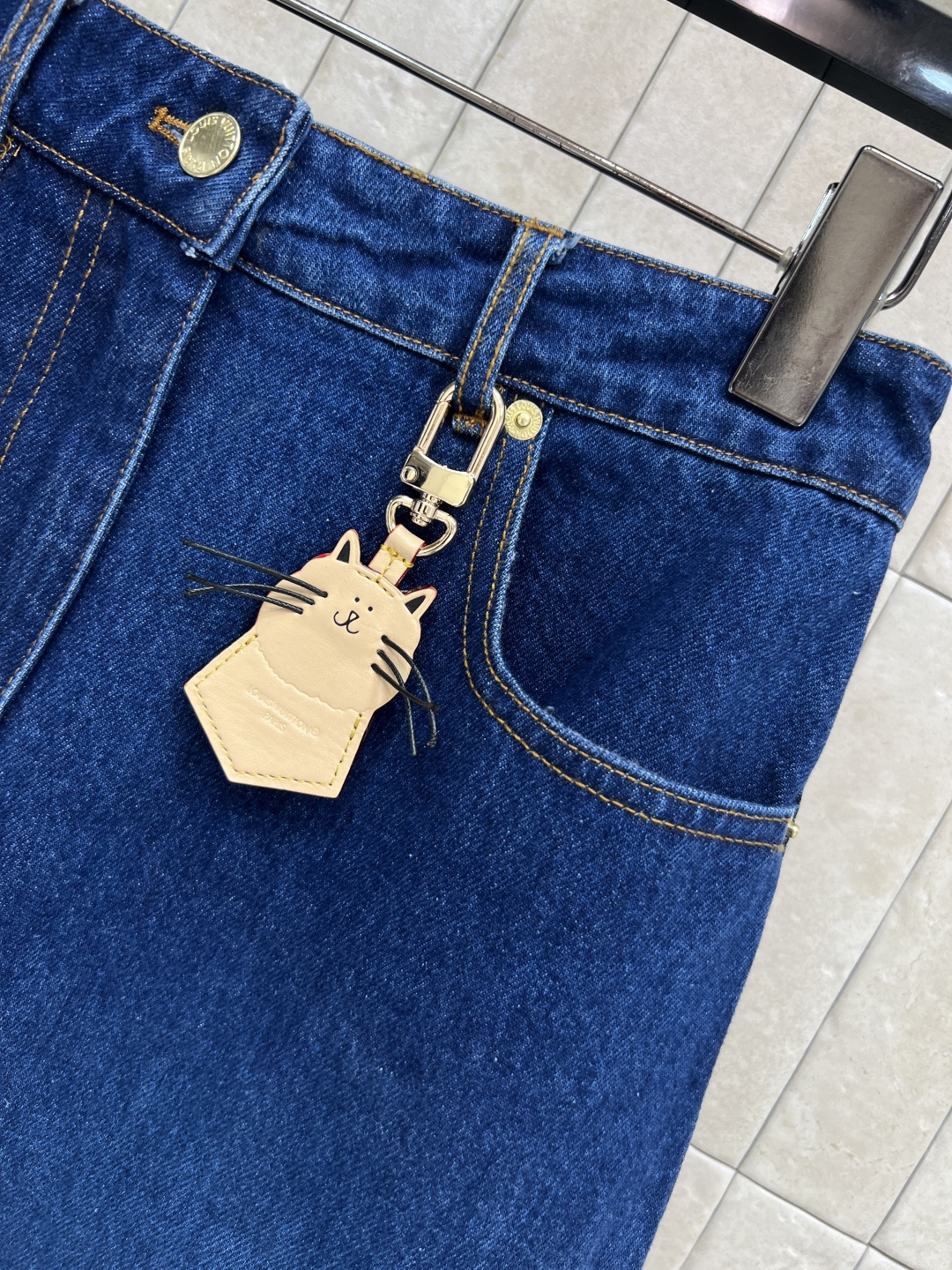 L家 25秋冬新款 猫咪🐱皮牌装饰深蓝色牛仔短裙 YB开模定制的五金配件 高腰a字裙摆 裙型提臀显瘦 定