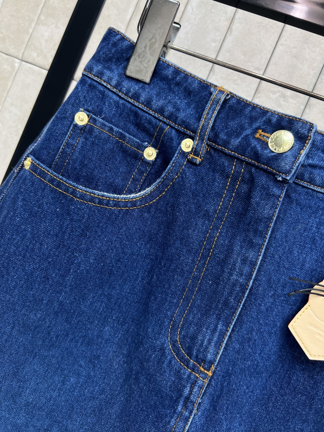 L家 25秋冬新款 猫咪🐱皮牌装饰深蓝色牛仔短裙 YB开模定制的五金配件 高腰a字裙摆 裙型提臀显瘦 定