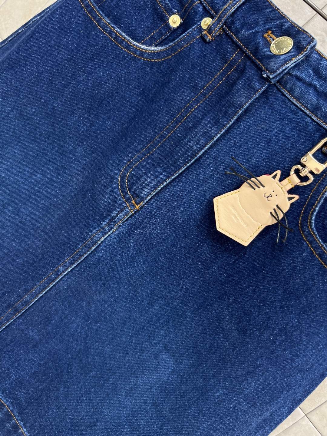L家 25秋冬新款 猫咪🐱皮牌装饰深蓝色牛仔短裙 YB开模定制的五金配件 高腰a字裙摆 裙型提臀显瘦 定