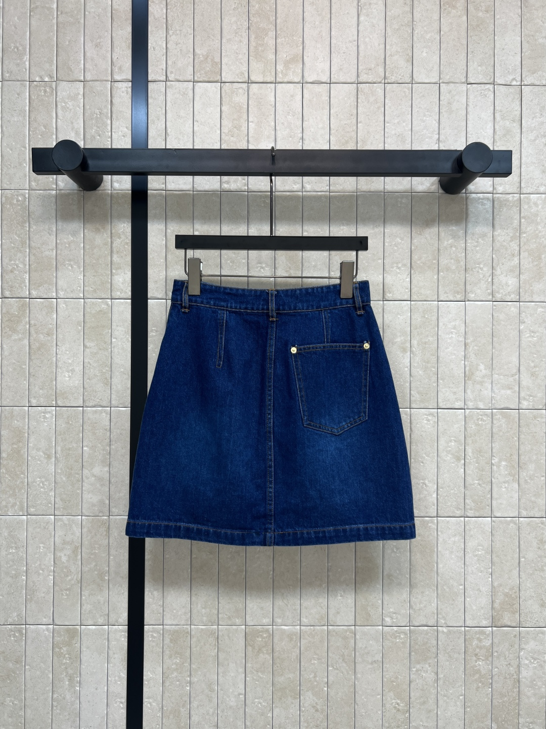 L家 25秋冬新款 猫咪🐱皮牌装饰深蓝色牛仔短裙 YB开模定制的五金配件 高腰a字裙摆 裙型提臀显瘦 定