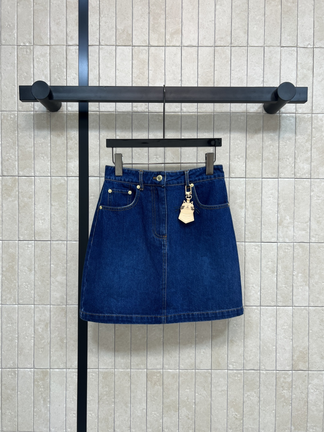 NO:508783,L Home 25 autumn and winter new style cat leather brand decoration dark blue denim skirt YB mold custom hardware accessories high waist A-line skirt with skirt lifting hips to make you slim Customized cat leather brand pendant decoration exquisite and elegant upper body handsome and fashionable retro, workmanship details are very good, one color four-code SMLXL,,louis vuitton, skirts, alexander wang19860909L家 25秋冬新款 猫咪皮牌装饰深蓝色牛仔短裙 YB开模定制的五金配件 高腰a字裙摆 裙型提臀显瘦 定制猫咪皮牌挂件装饰 精致又优雅 上身帅气又时髦复古 做工细节都很到位 一色四码SMLXL,,louis vuitton,skirts,alexander wang,Women's clothing