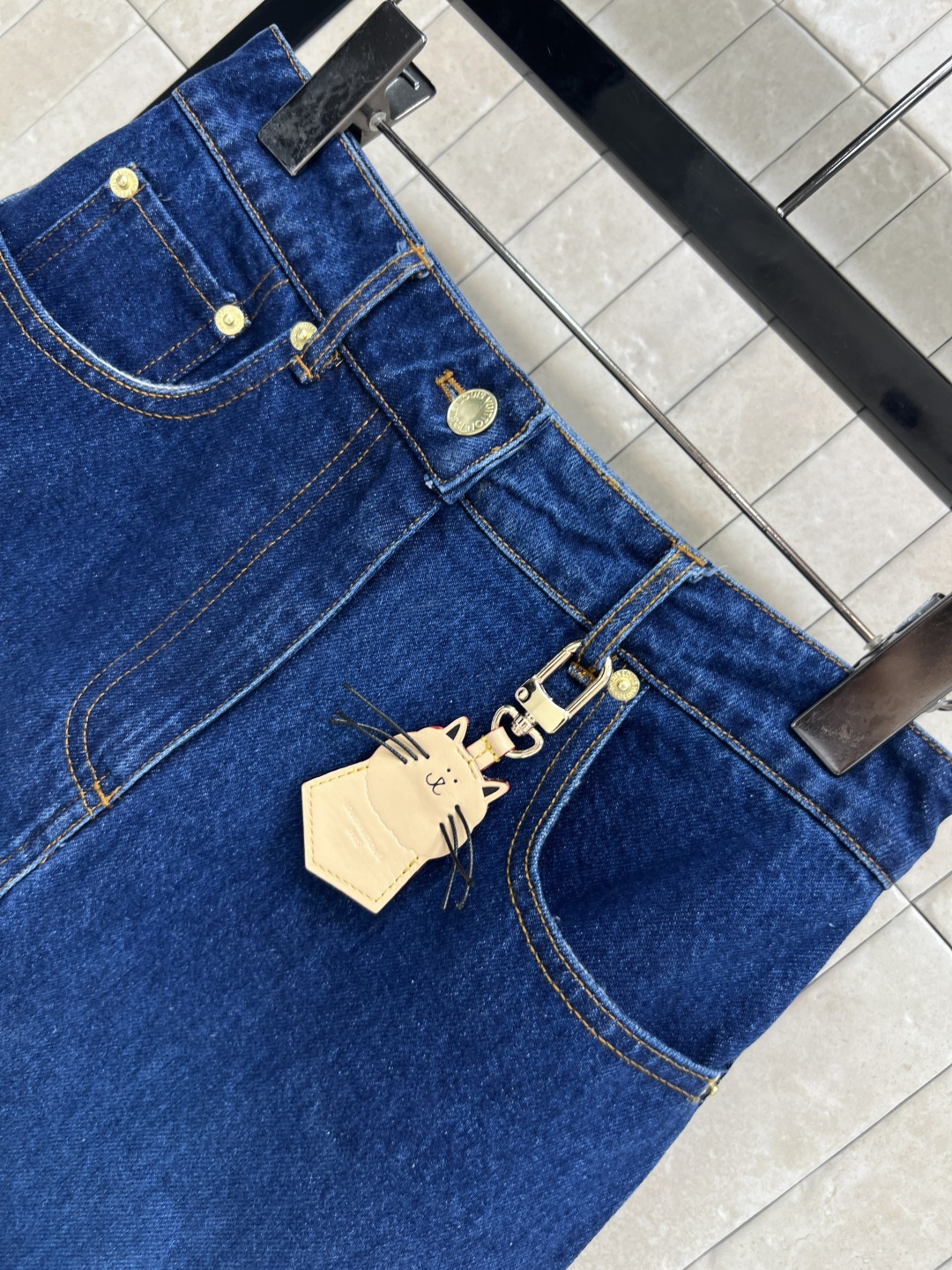 L家 25秋冬新款 猫咪🐱皮牌装饰深蓝色牛仔短裙 YB开模定制的五金配件 高腰a字裙摆 裙型提臀显瘦 定