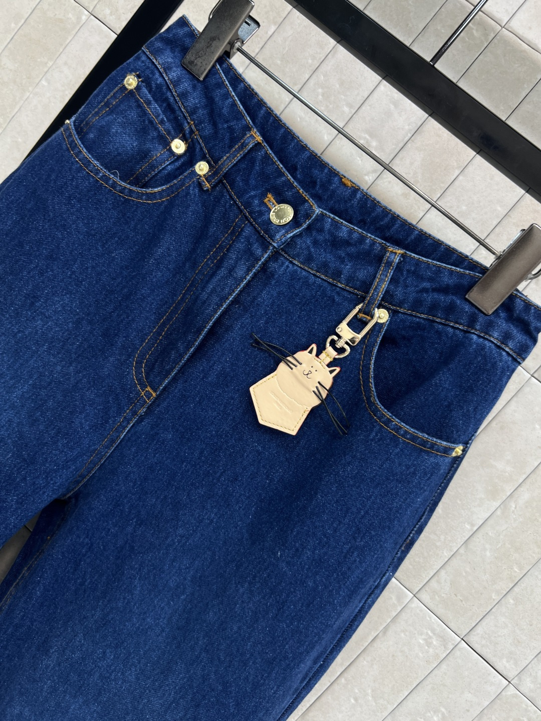 L家 25秋冬新款 猫咪🐱皮牌装饰深蓝色牛仔直筒裤YB开模定制的五金配件 定制复古牛仔面料 非常藏肉显高