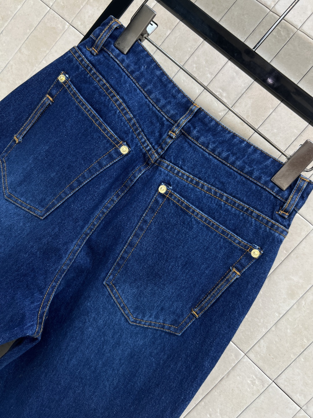 L家 25秋冬新款 猫咪🐱皮牌装饰深蓝色牛仔直筒裤YB开模定制的五金配件 定制复古牛仔面料 非常藏肉显高