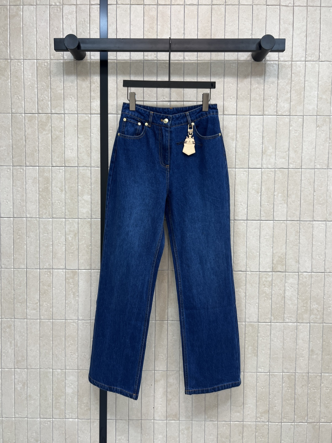 NO:508794,L Home 25 autumn and winter new style Cat leather brand decoration dark blue denim straight pants YB mold custom hardware accessories Customized retro denim fabric Very hidden meat to make it look taller, and the hip lifting effect is also obvious Customized cat leather brand pendant decoration exquisite and elegant upper body handsome and fashionable retro, and the workmanship details are very good. One color four-code SMLXL,,louis vuitton,alexander wang19860909L家 25秋冬新款 猫咪皮牌装饰深蓝色牛仔直筒裤YB开模定制的五金配件 定制复古牛仔面料 非常藏肉显高 提臀效果也很明显 定制猫咪皮牌挂件装饰 精致又优雅 上身帅气又时髦复古 做工细节都很到位 一色四码SMLXL,,louis vuitton,alexander wang,Women's clothing